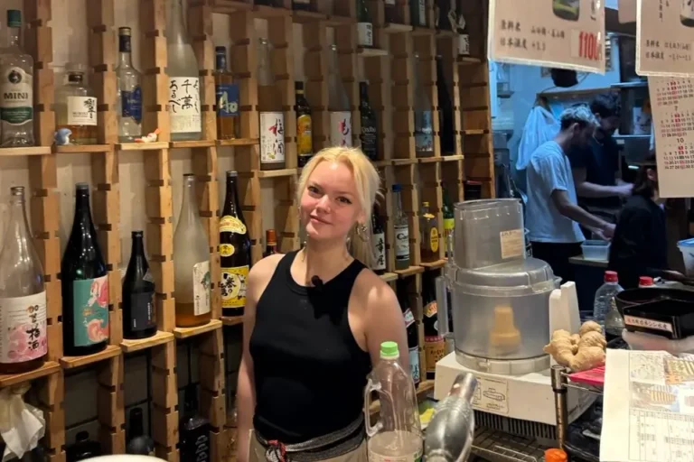 Rejsende fra Torii Travels på job i en restaurant