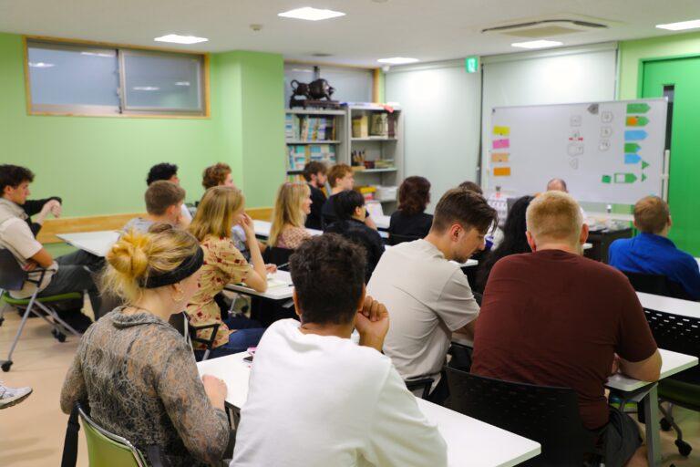 Undervisning i klasselokalet på sprogskolen