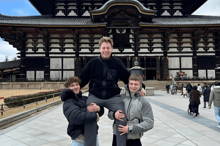 Samin, Marco og Phillip fra Torii Travels foran et tempel
