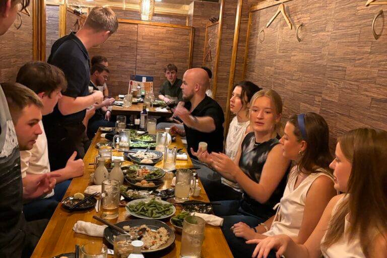 Holdet spiser sammen på en restaurant