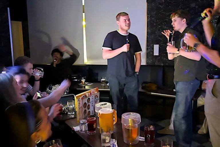 Holdet synger karaoke